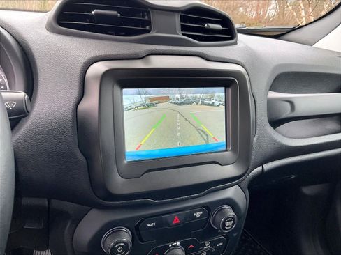 Used 2020 Jeep Renegade Latitude w/ Cold Weather Group image 19