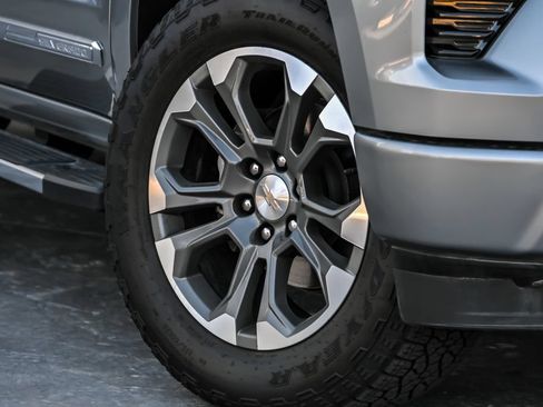 Used 2024 Chevrolet Silverado 1500 High Country w/ Technology Package AWD/4WD image 4