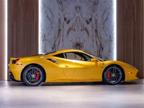 Used 2016 Ferrari 488 GTB RWD image 4