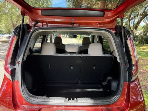 Used 2025 Kia Soul LX w/ LX Technology Package FWD image 28