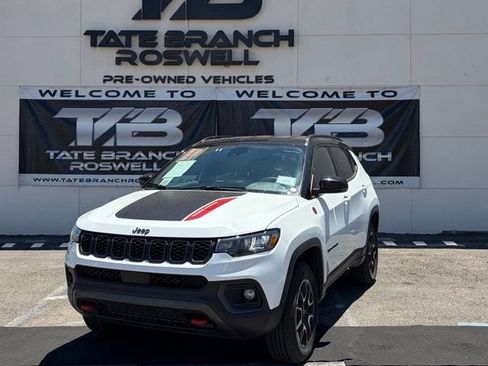 Used 2025 Jeep Compass Trailhawk AWD/4WD image 2