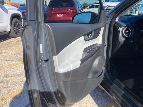 Used 2023 Hyundai Kona SEL image 18