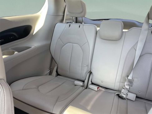 Used 2017 Chrysler Pacifica Limited w/ UConnect Theater Package image 9