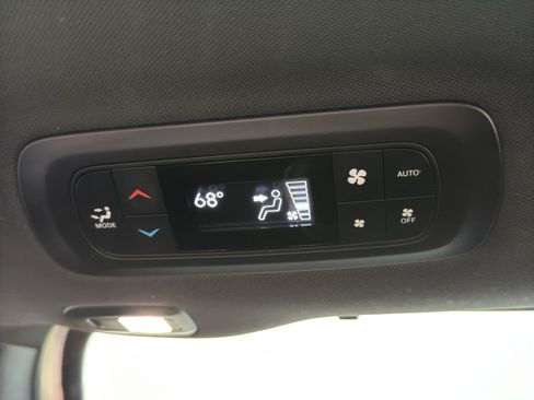 Used 2025 Chrysler Pacifica Limited FWD image 13