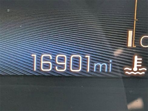 Used 2025 Chevrolet Trax LT image 22