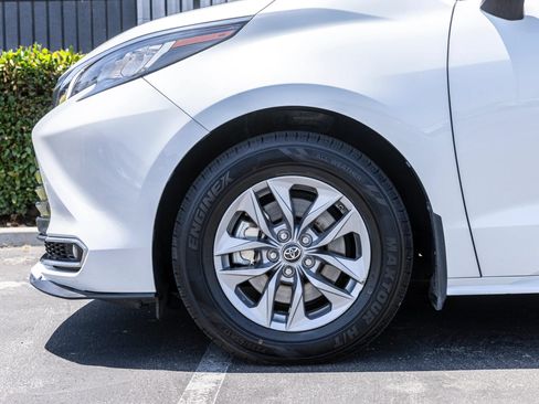 Used 2022 Toyota Sienna XLE w/ XLE Plus Package FWD image 4
