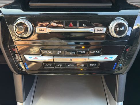 Used 2023 Ford Explorer Limited AWD/4WD image 34