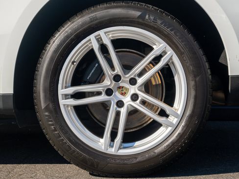 Certified 2023 Porsche Macan image 13