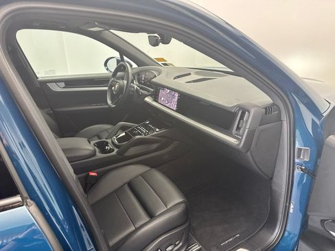 Certified 2025 Porsche Cayenne AWD/4WD image 21