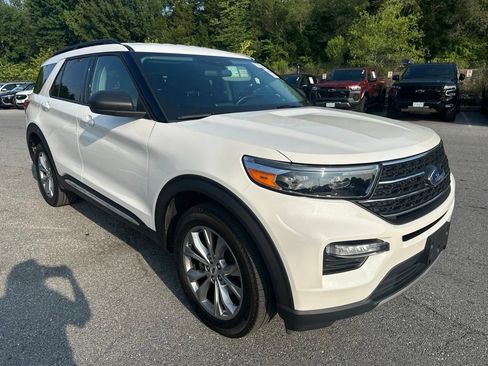 Used 2023 Ford Explorer XLT w/ Equipment Group 202A AWD/4WD image 3