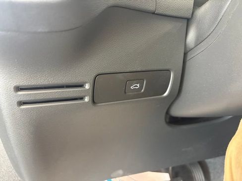 Used 2025 Volvo XC40 B5 Plus AWD/4WD image 25