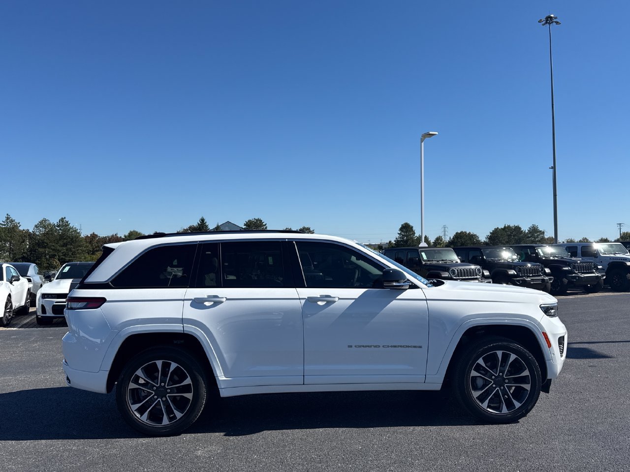 Used 2023 Jeep Grand Cherokee Overland w/ Luxury Tech Group IV AWD/4WD image 2