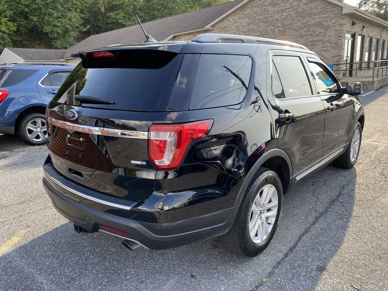 Used 2018 Ford Explorer XLT w/ Equipment Group 201A AWD/4WD image 6