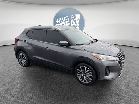 Used 2022 Nissan Kicks SV image 1
