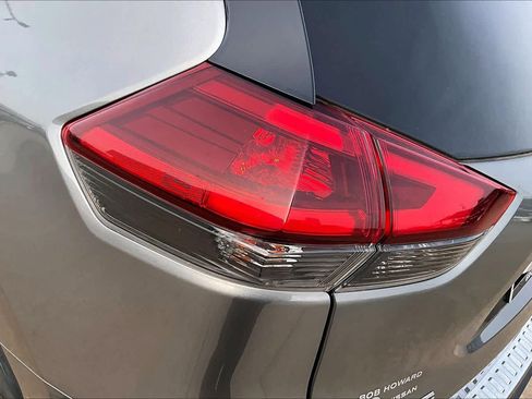 Used 2018 Nissan Rogue SV image 26