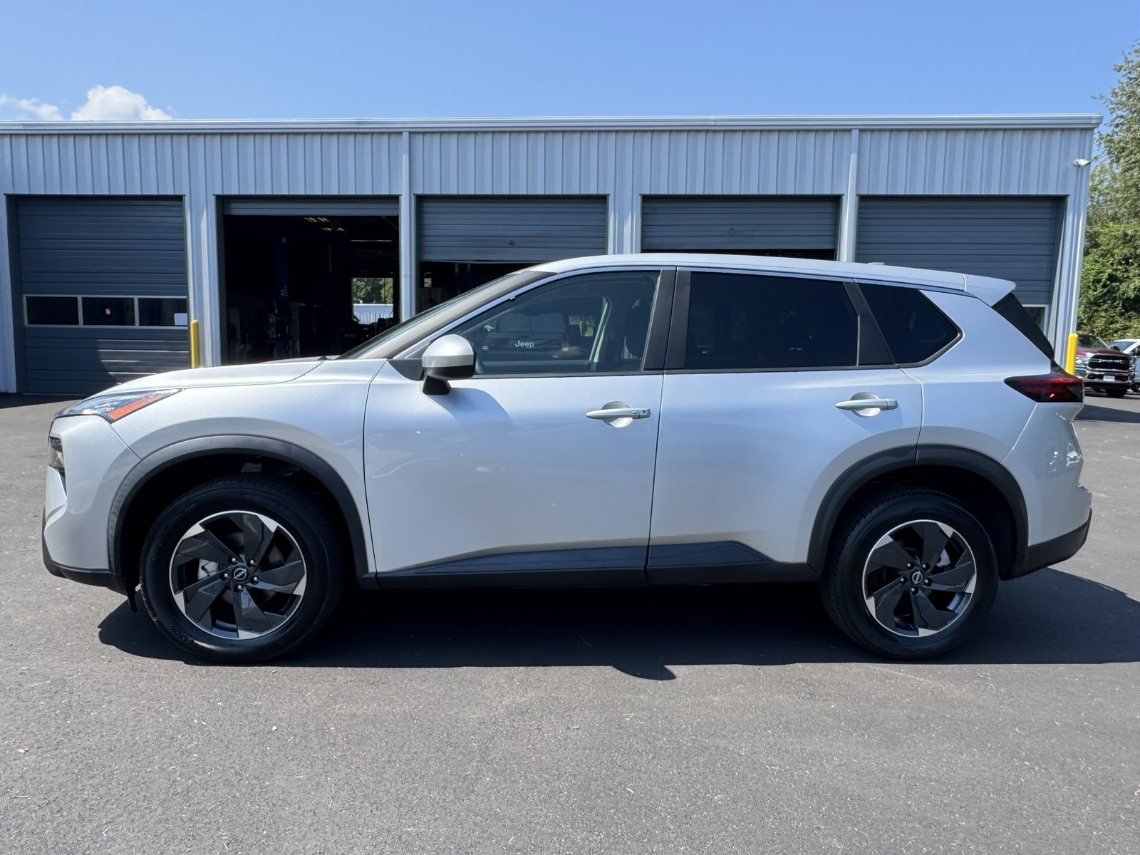 Used 2024 Nissan Rogue SV AWD/4WD image 8