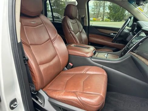 Used 2019 Cadillac Escalade Luxury AWD/4WD image 15