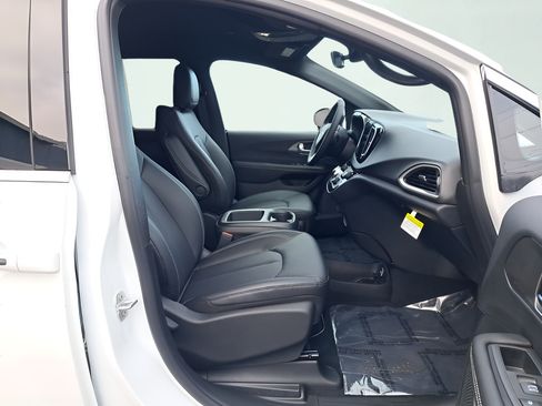 New 2026 Chrysler Voyager LX FWD image 16