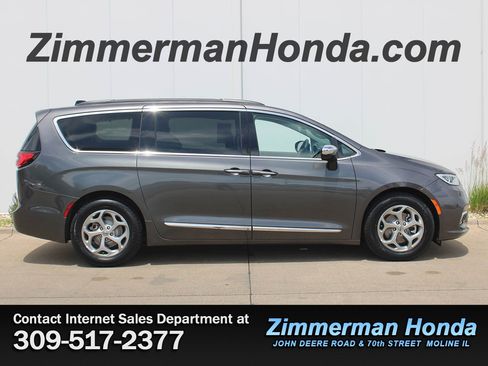 Used 2023 Chrysler Pacifica Limited FWD image 1