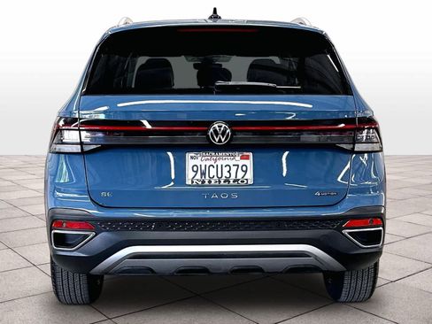 Used 2025 Volkswagen Taos SE AWD/4WD image 8