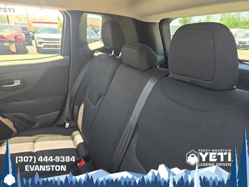 Used 2017 Jeep Renegade Latitude w/ Cold Weather Group AWD/4WD image 16
