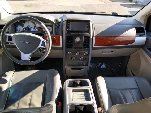 Used 2008 Chrysler Town & Country Touring image 16