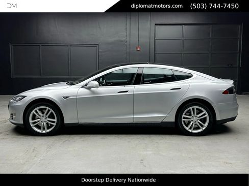 Used 2015 Tesla Model S 90D image 4