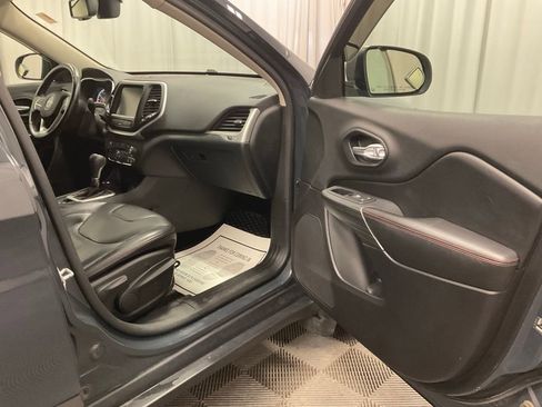Used 2016 Jeep Cherokee Trailhawk w/ Comfort/Convenience Group AWD/4WD image 29