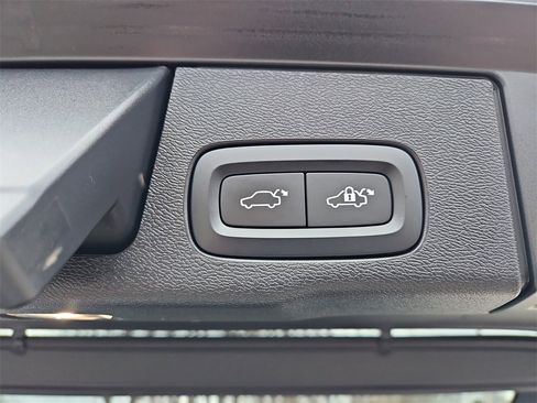 Used 2023 Volvo XC60 B6 Ultimate w/ Protection Package Premier image 25