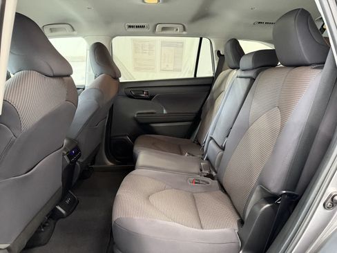 Used 2023 Toyota Highlander LE AWD/4WD image 11