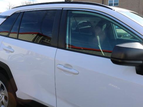 Used 2021 Toyota RAV4 LE image 9