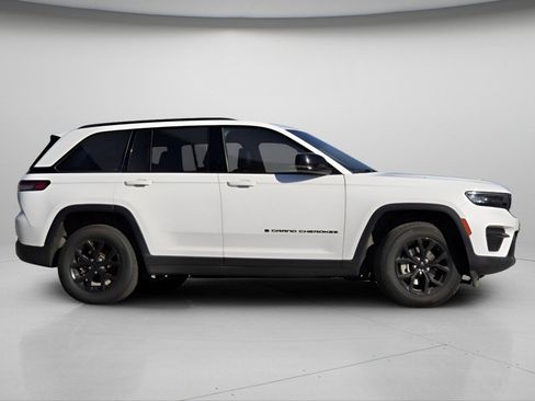 Used 2024 Jeep Grand Cherokee Altitude AWD/4WD image 23