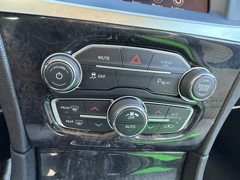 Used 2022 Chrysler 300 Touring L w/ Comfort Group image 8