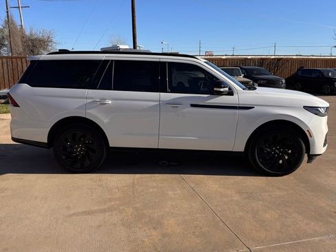 Used 2025 Lincoln Navigator Reserve w/ Jet Appearance Package image 9