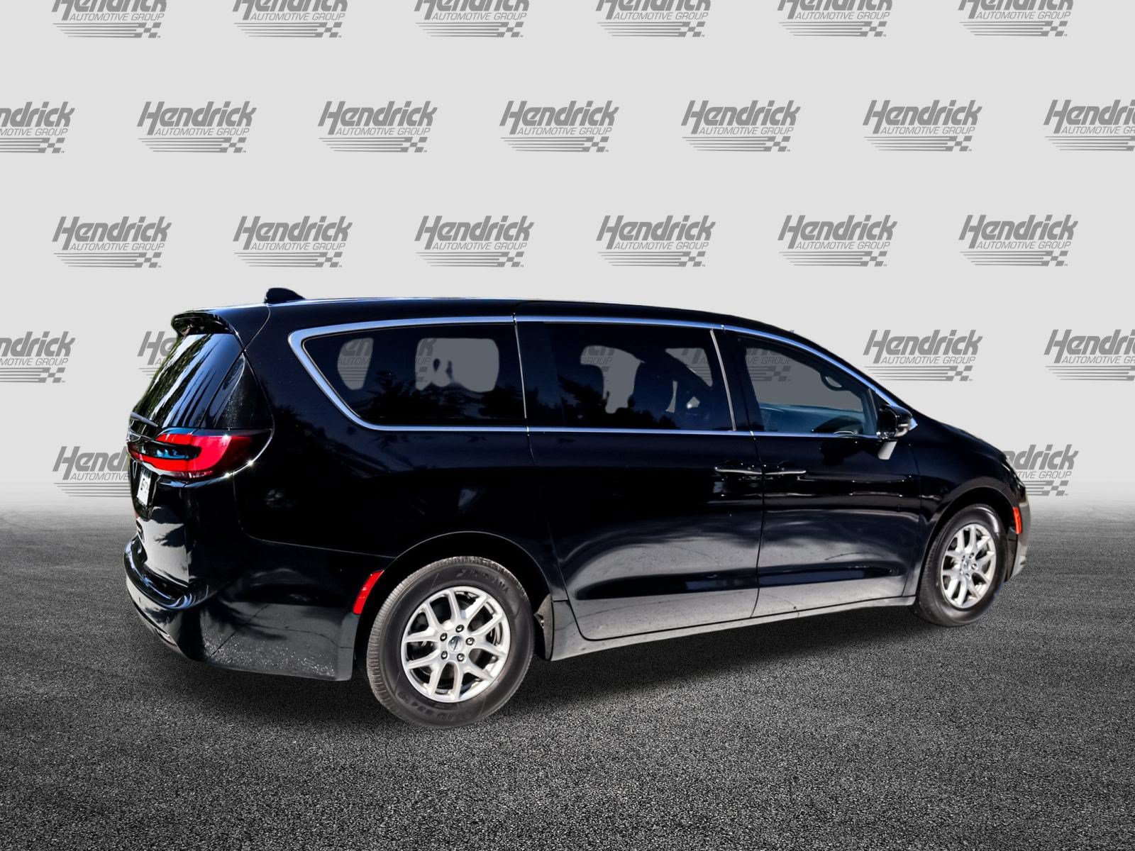 Used 2025 Chrysler Pacifica Select FWD image 11