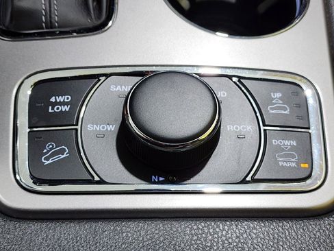 Used 2020 Jeep Grand Cherokee Overland AWD/4WD image 25