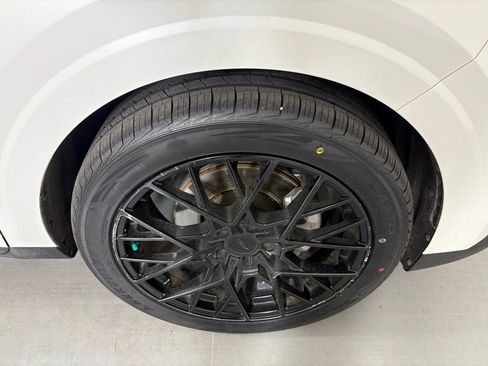 Used 2022 Kia Carnival LX image 11