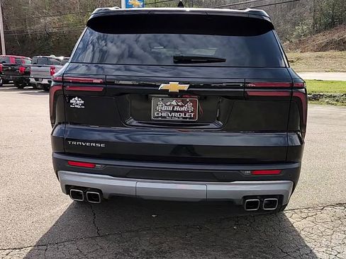 Used 2025 Chevrolet Traverse LT image 8