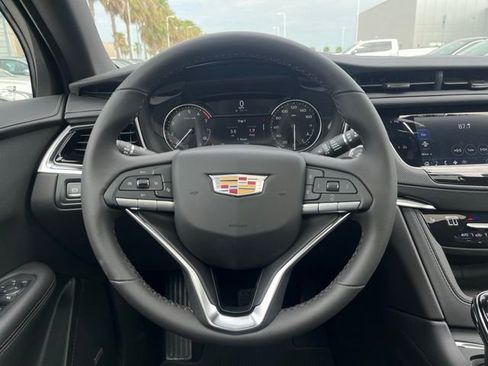 New 2025 Cadillac XT6 Luxury image 14