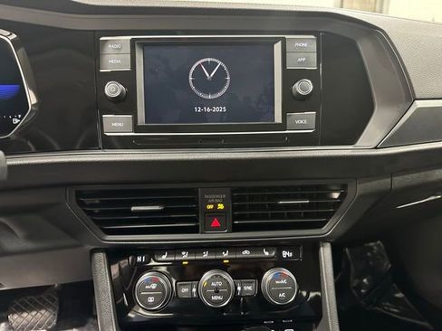 Certified 2022 Volkswagen Jetta SE image 21