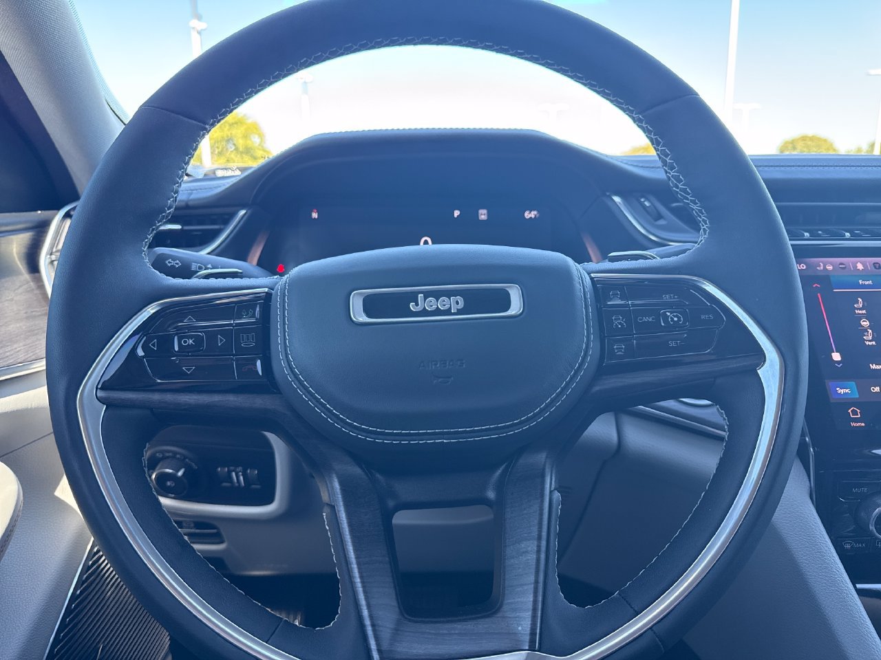 Used 2023 Jeep Grand Cherokee Overland w/ Luxury Tech Group IV AWD/4WD image 18