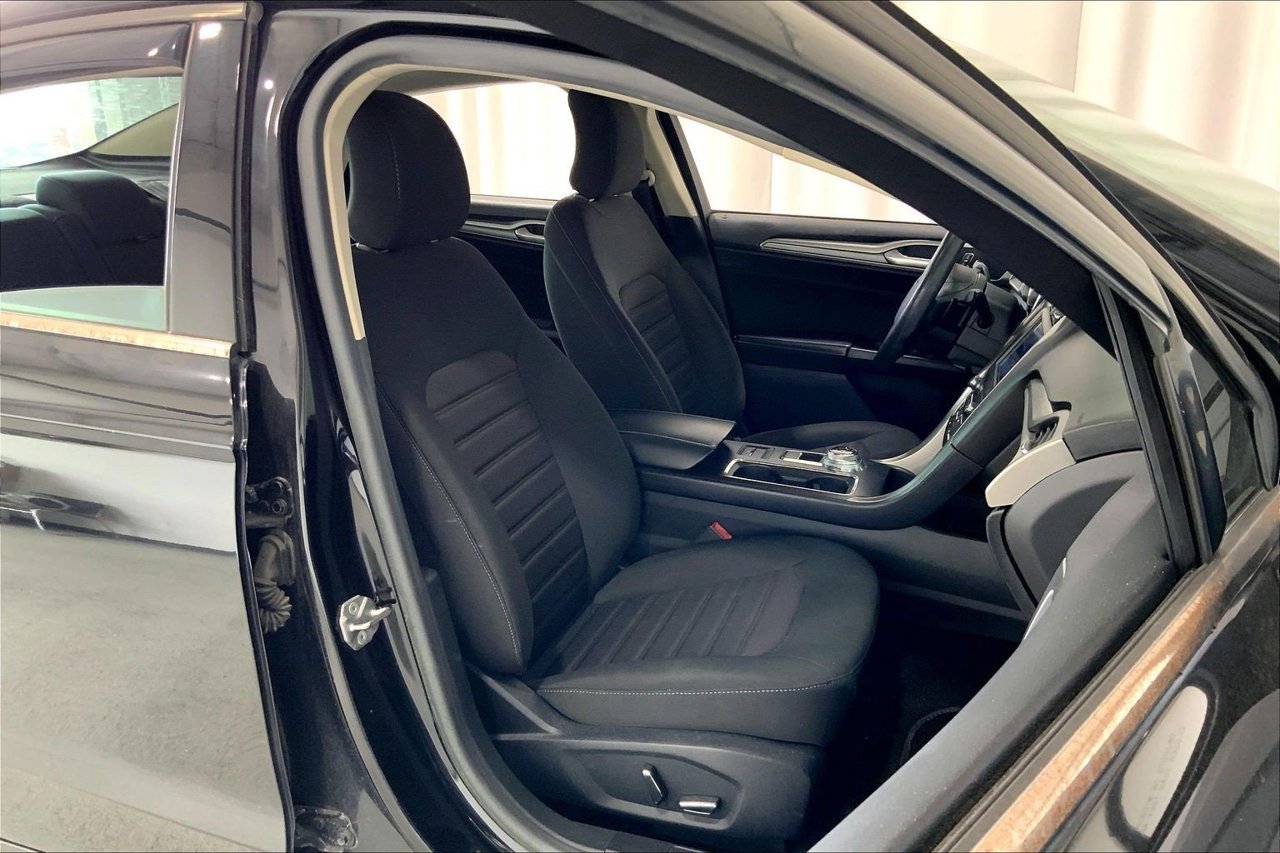 Used 2019 Ford Fusion SE FWD image 16
