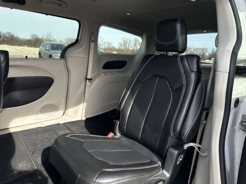 Used 2024 Chrysler Pacifica Touring-L image 24