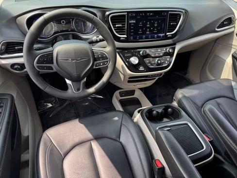 Used 2024 Chrysler Pacifica Touring-L FWD image 11