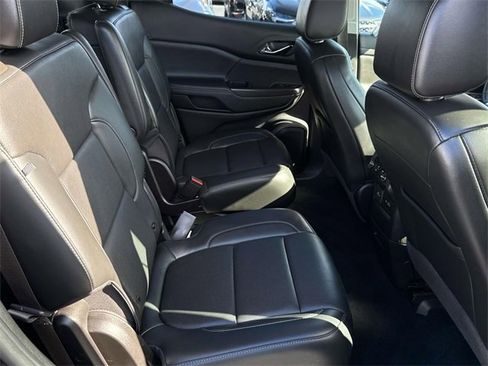 Used 2022 GMC Acadia SLT w/ Technology Package image 9