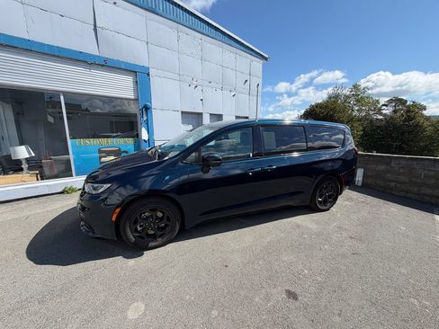 Used 2023 Chrysler Pacifica Touring-L w/ S Appearance Package FWD image 2
