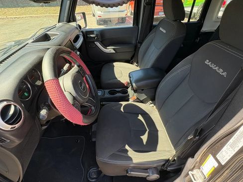 Used 2016 Jeep Wrangler Unlimited Sahara w/ Connectivity Group image 21