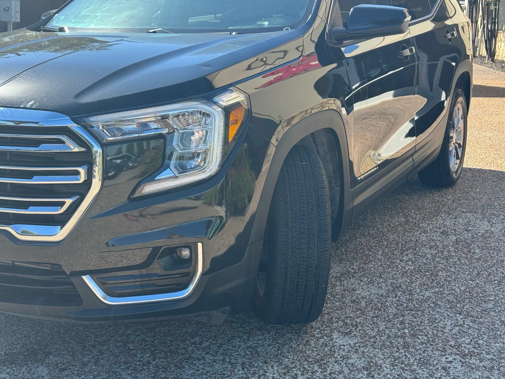 Used 2023 GMC Terrain SLT w/ Infotainment Package II FWD image 3