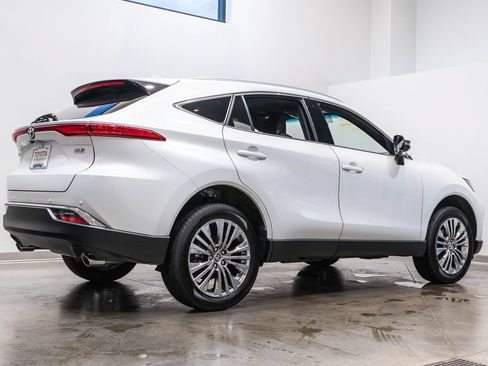 Certified 2024 Toyota Venza XLE AWD/4WD image 9