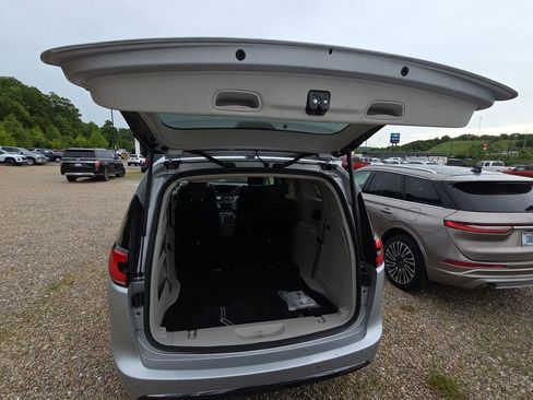 Used 2023 Chrysler Pacifica Touring-L FWD image 14